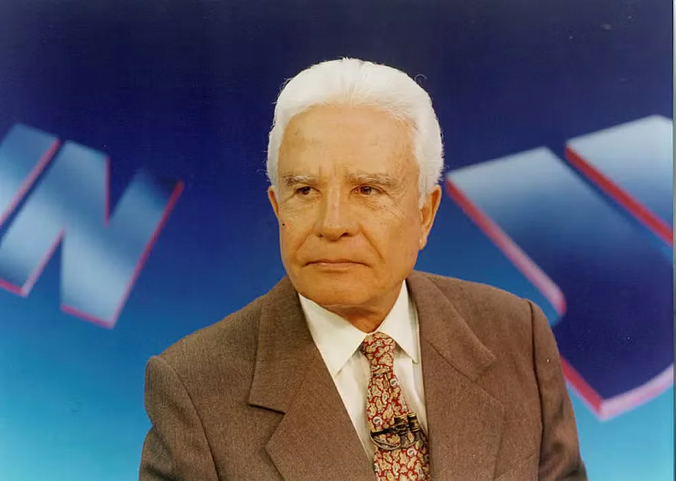 Foto de Cid Moreira no cenário do Jornal Nacional da Rede Globo, noticiário que apresentou de 1969 a 1996